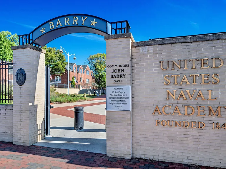 Easy access to the Naval Academy in Annapolis Bay