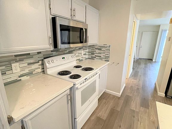 5th image of 875 Brookline Dr APT D