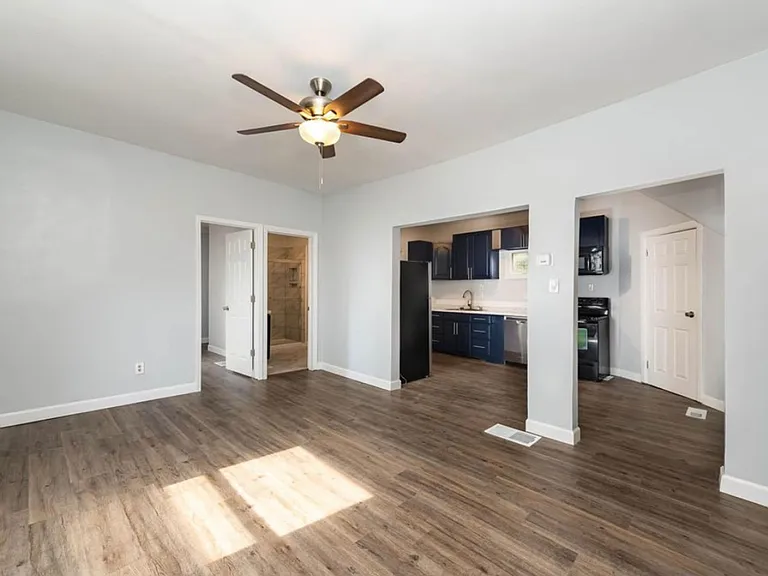 E. Walnut Hills - Cute 2 Bed In Upper Of 2 Family — Photo 12