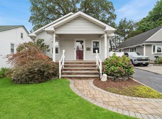 35 Vondran St, Huntington Station, NY 11746