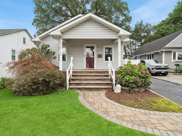 35 Vondran Street, Huntington Station, NY 11746