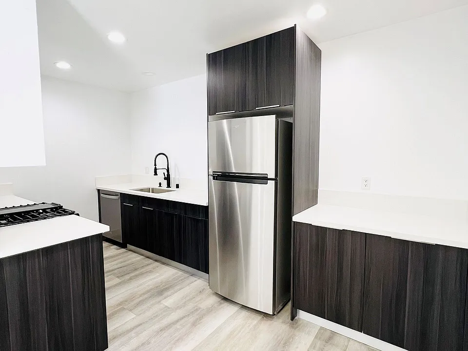 2561 W Avenue 30 Apartments
