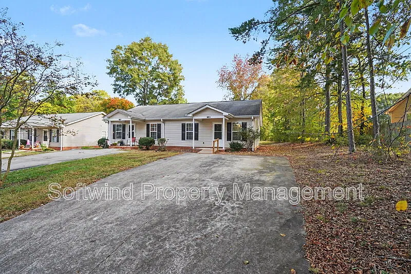 2 bed, 1.0 bath, 824 sqft, $1,150 — Photo 2