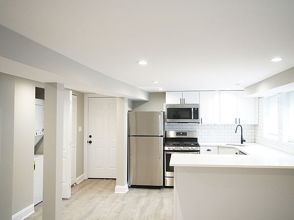 4th image of 2544 N Avers Ave