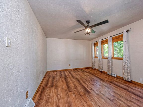 5th image of 532 Reimer St