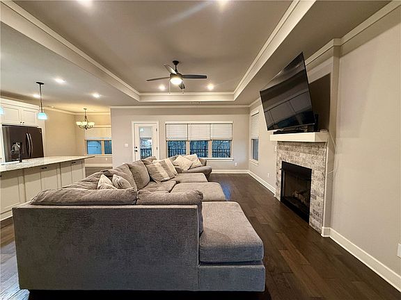 5th image of 710 Oakley St