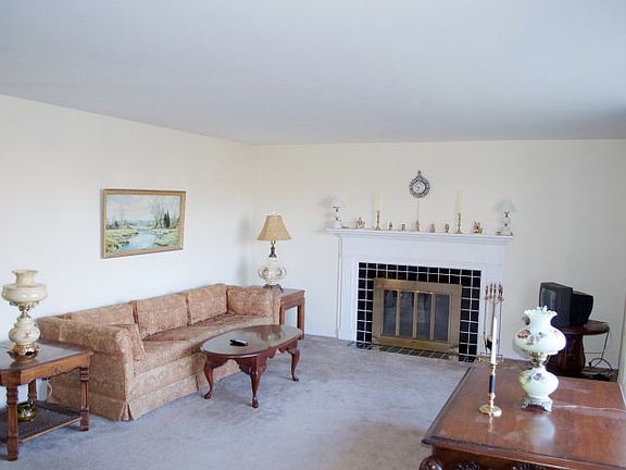 3rd image of 615 Getz Blvd