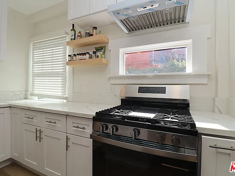2739 S Budlong Ave — Photo 11