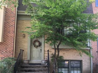 9702 Lakepointe Dr, Burke, VA 22015