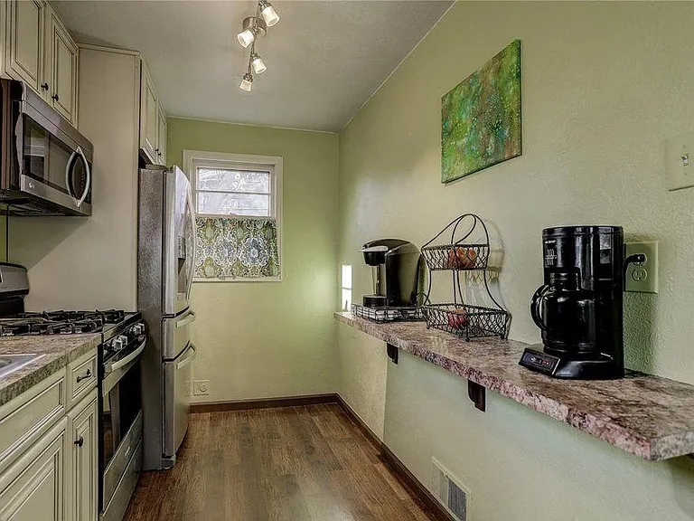 810 E Geneseo St — Photo 8