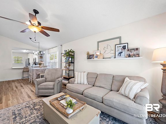 3rd image of 4636 Pine Blvd