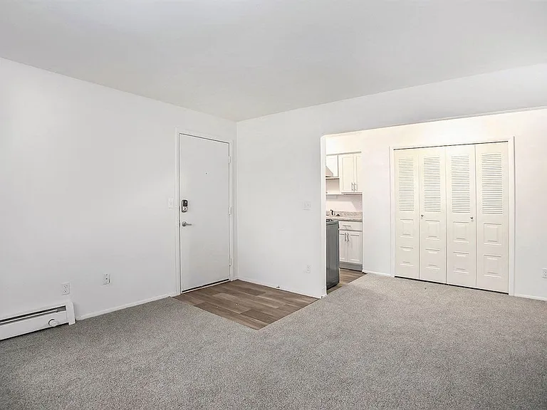 Fairlane Apartments — Photo 48