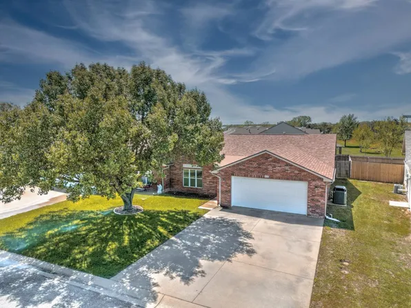 415 Crestridge Cir, Winfield, KS 67156