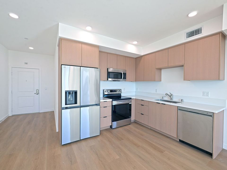 1st image of 14606 Sylvan St #202