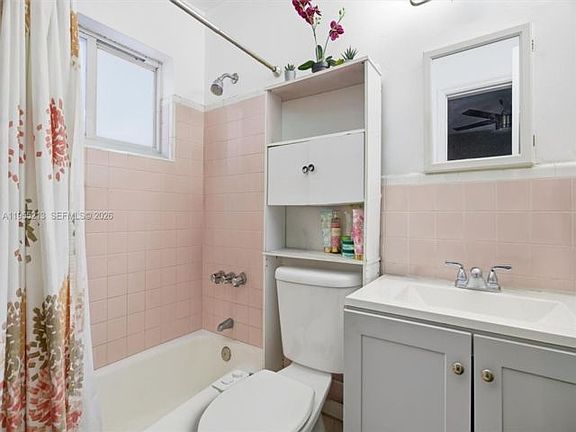 5th image of 104 SW 40th Ave