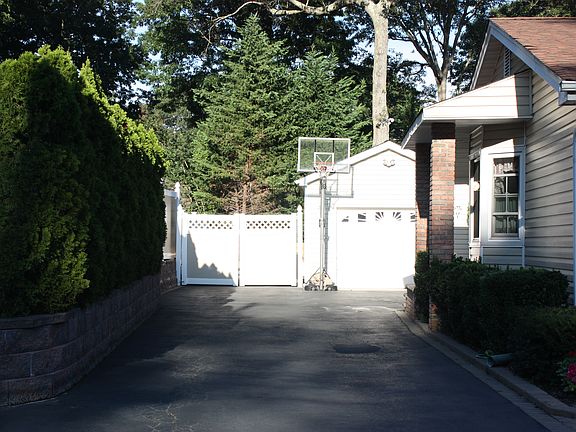 DRIVEWAY/GARAGE
