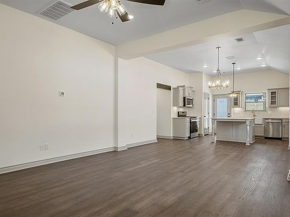 4th image of 610 Ozark Ln