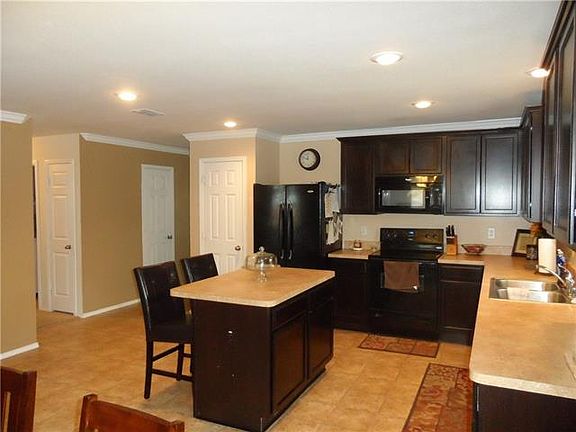 3rd image of 817 Underhill Dr