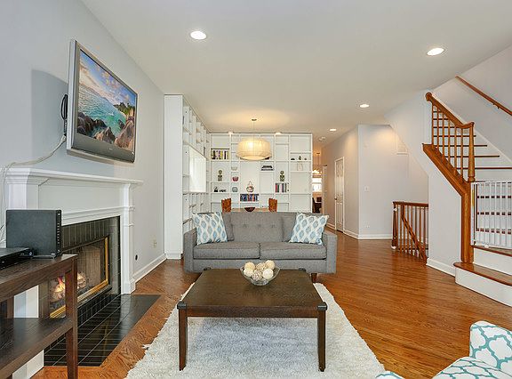 3rd image of 2036 N Oakley Ave