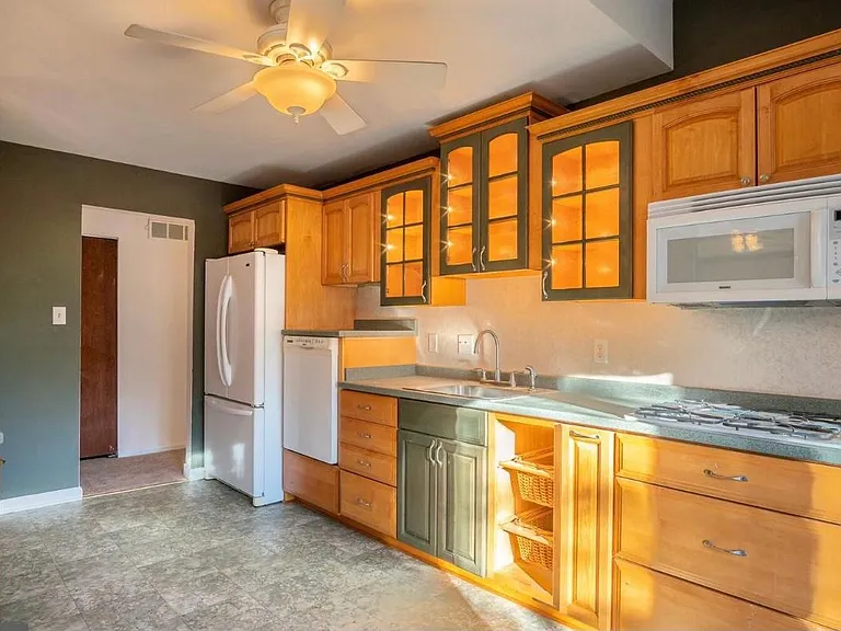 1600 Afton Dr — Photo 11