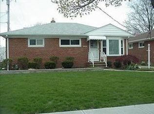 31610 Royalview Dr, Willowick, OH 44095