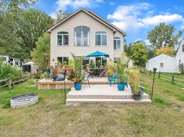 8819 Lagoon Dr, Brighton, MI 48116