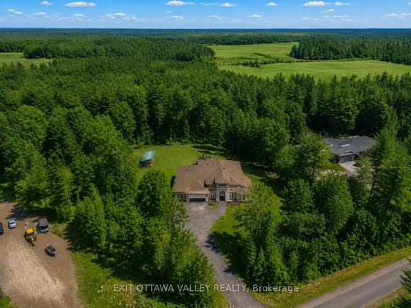 740 Walford Rd, Laurentian Valley, ON K8A 6W5