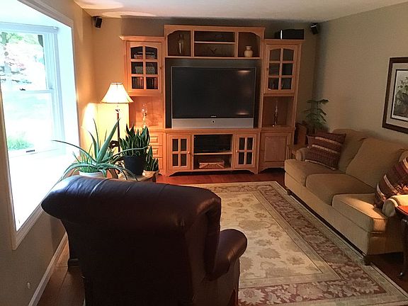 3rd image of 2049 Meadowside Ln
