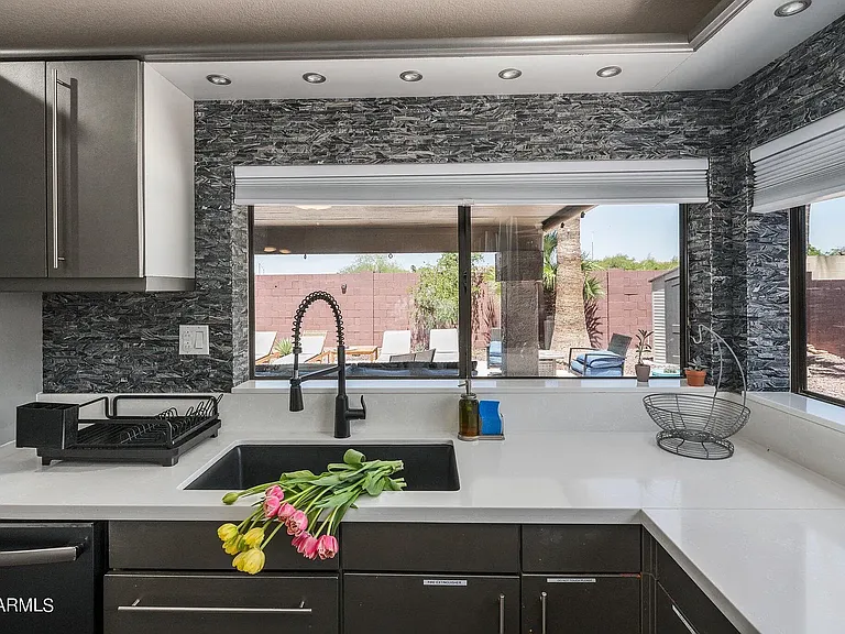 1142 E Kings Ave — Photo 17