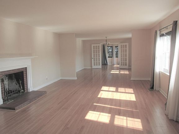 4th image of 28 N Brooks Cir