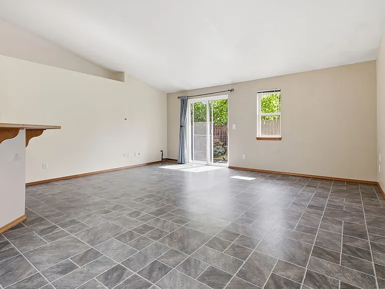 894 SE 71st Ave — Photo 8