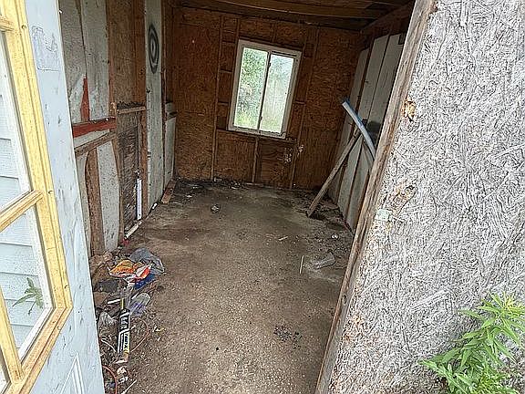 5th image of 143 E Plum St