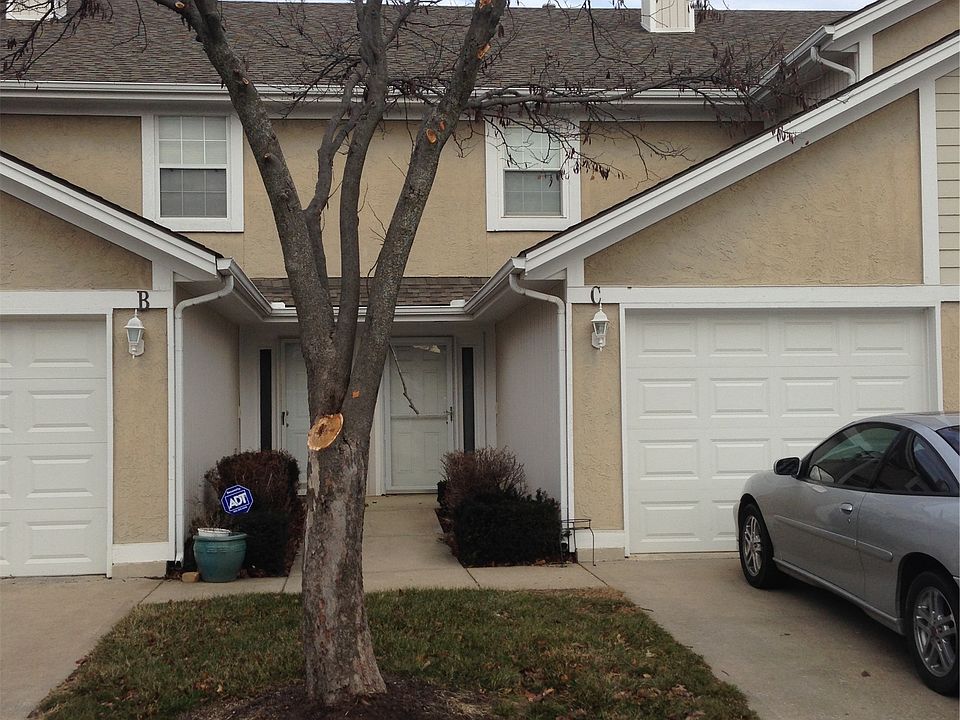 Middle unit, one car garage