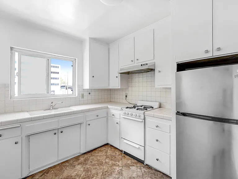 109 N Screenland Dr #E — Photo 7