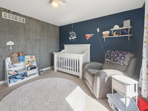 926 8th Ave NW, Altoona, IA 50009