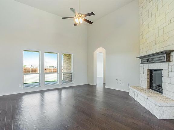 5th image of 209 Castle Creek Dr