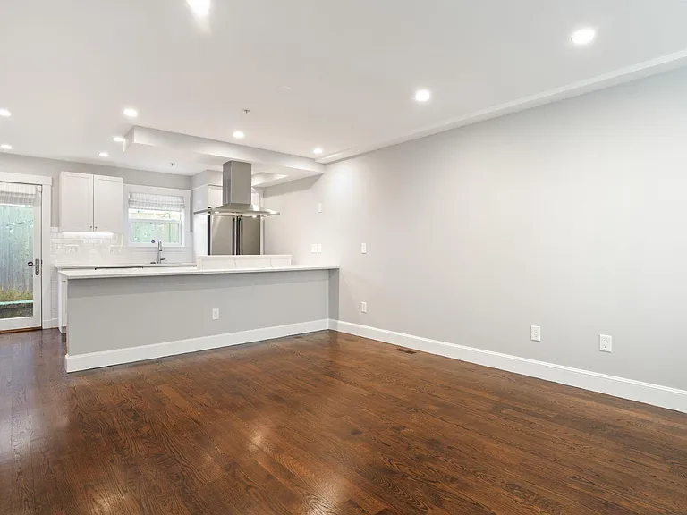 Dining/kitchen, 1st floor (vacant)