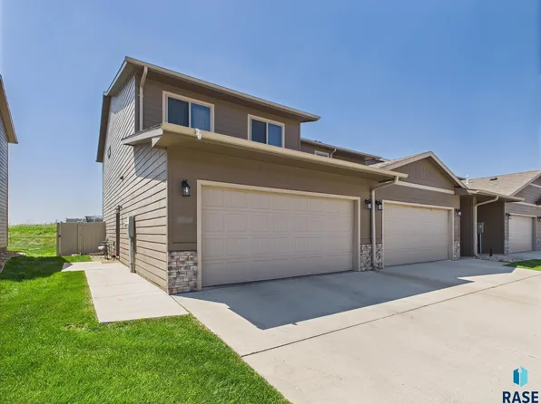 2560 E Meadowside Pl, Sioux Falls, SD 57108