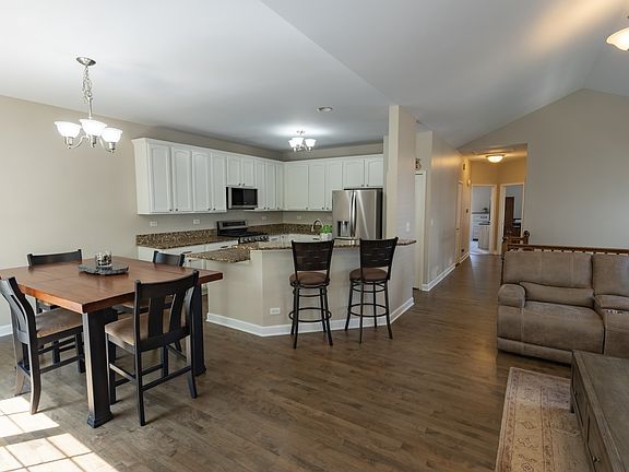 5th image of 442 Plaza Pl