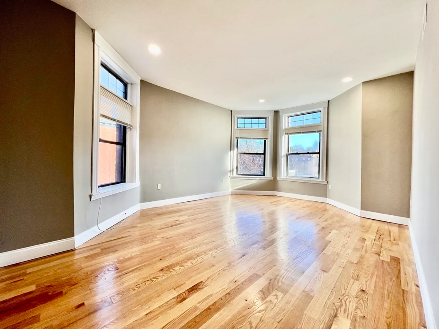 5 bed, 9999 sqft, $4,800 — Photo 2