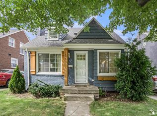 1874 Lancaster St, Grosse Pointe Woods, MI 48236