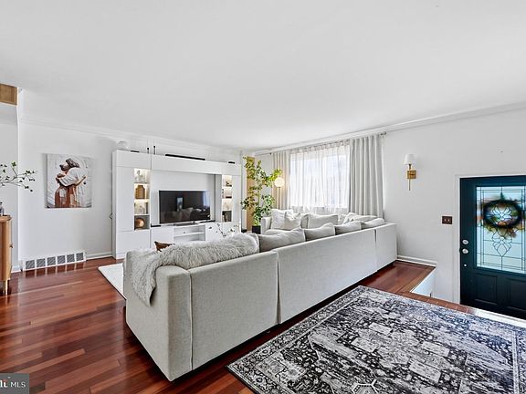 2nd image of 3218 Chelsea Pl