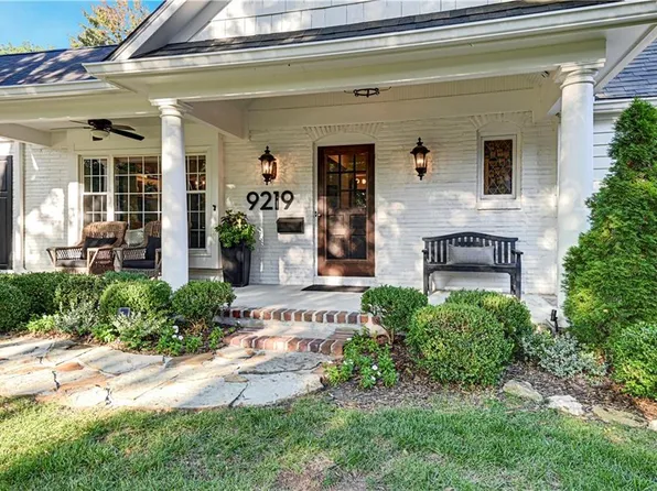 9219 Cherokee Pl, Leawood, KS 66206