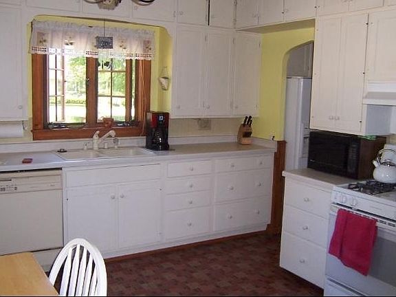 2nd image of 110 E Bonduel St