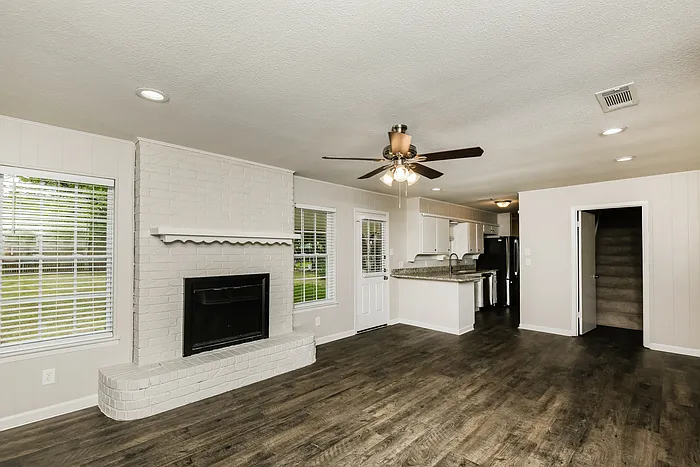3 bed, 2.0 bath, 1945 sqft, $2,275 — Photo 4