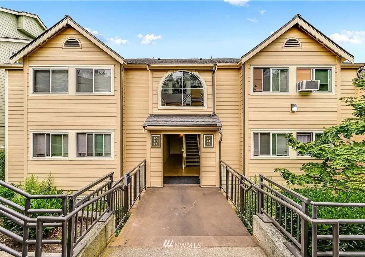 Bellevue - Spacious 2 Bedroom / 2 Bath Corner Condo Unit C1 **Pool and Gym — Photo 1