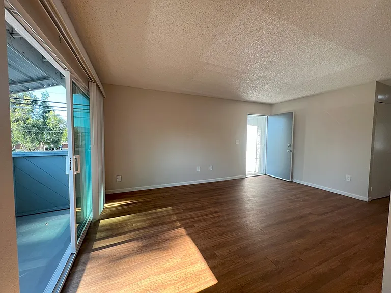 1389 E Lexington Ave E — Photo 15