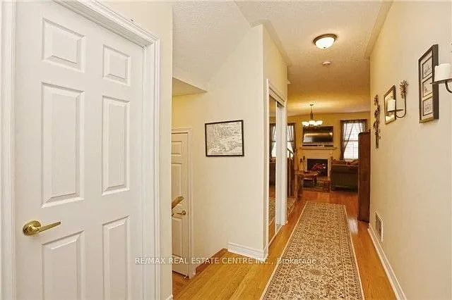 43 Joywill Ct — Photo 6