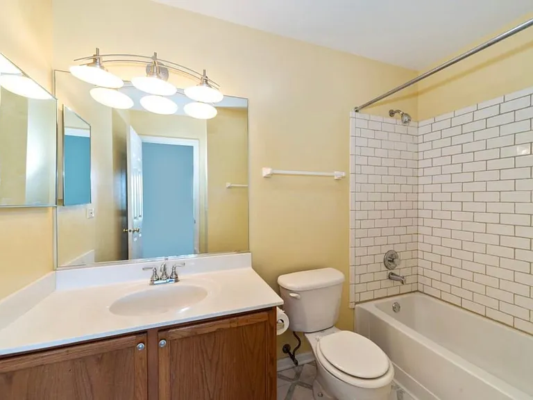 2204 W Concord Ln — Photo 5