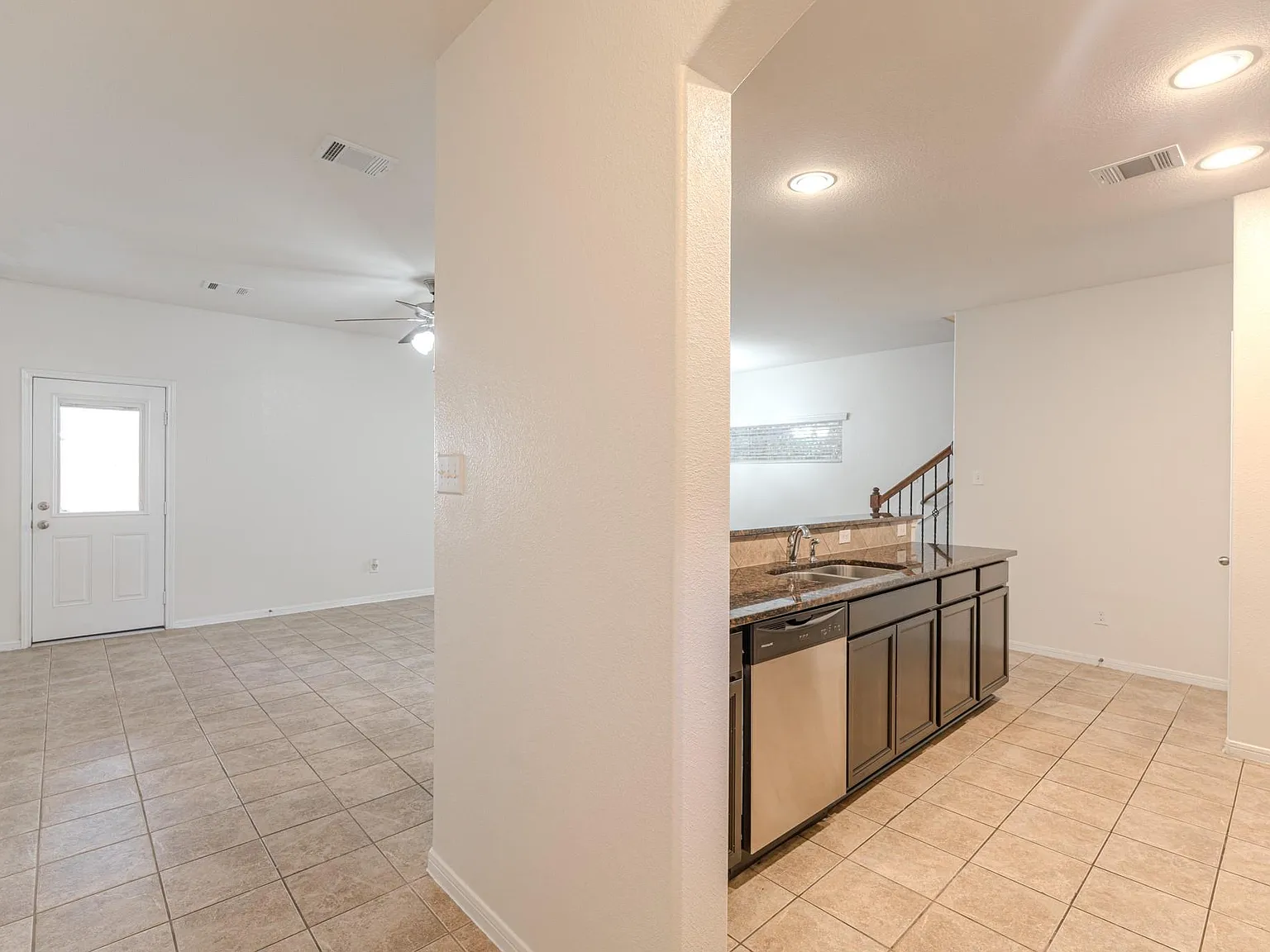 3 bed, 3.0 bath, 1498 sqft, $1,995 — Photo 4